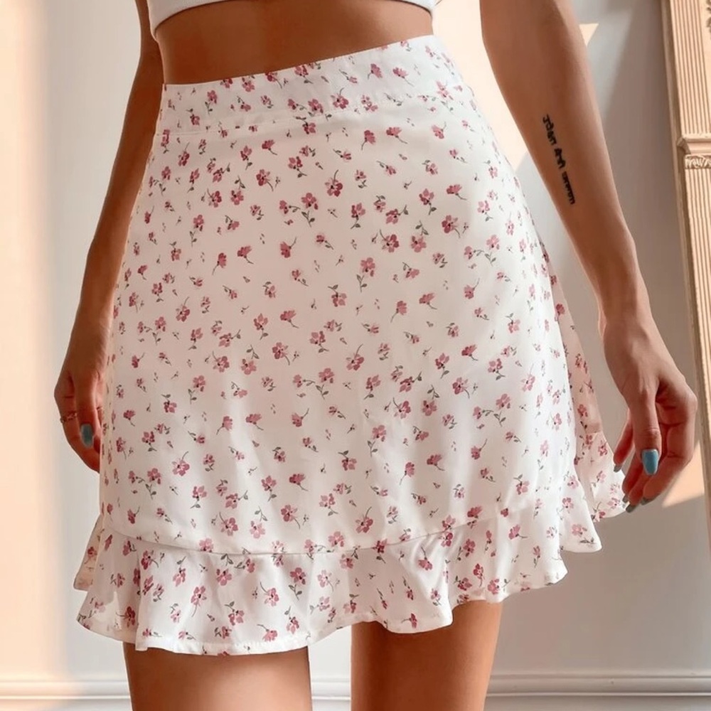 SHEIN White and Pink Floral Mini Skirt Sz L